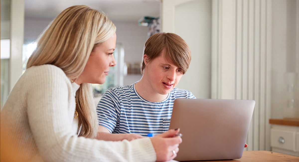 Ein Mann mit einer Betreuerin des Ambulant Betreuten Wohnens in seiner Wohnung