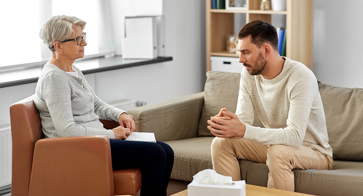 Ein Mann mit Autismus bei der Therapie