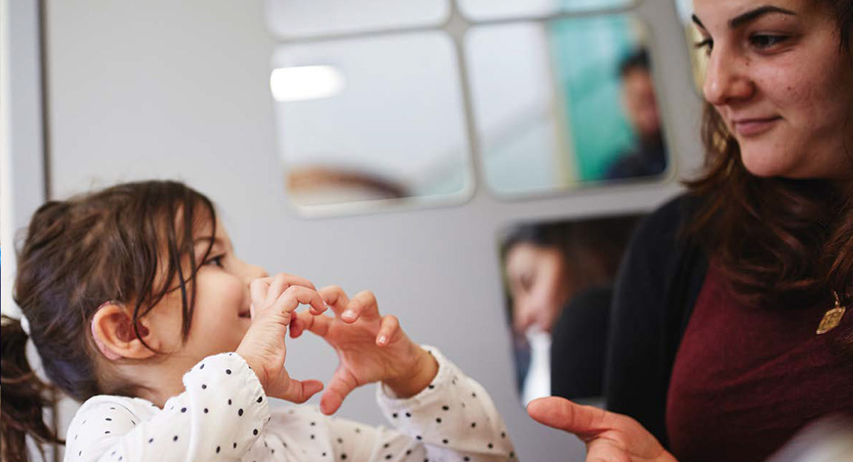 Ein Mädchen bei der Familienorientierten Frühtherapie