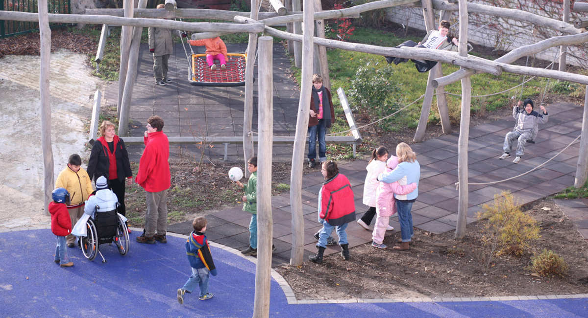 Schülerinnen auf einem Schulhof