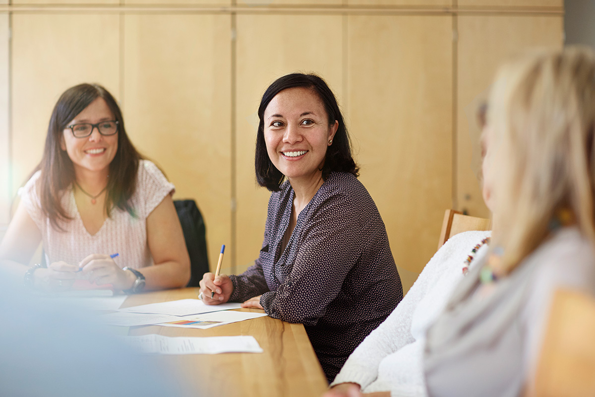 Kolleginnen unterhalten sich miteinander