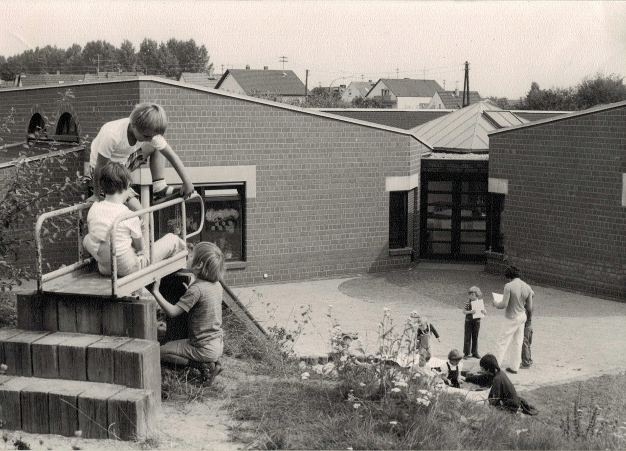 Ein altes Bild zeigt den Garten der Kita Tabaluga