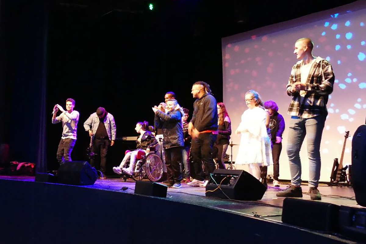 Jugendliche mit und ohne Behinderung machen Musik auf einer Bühne