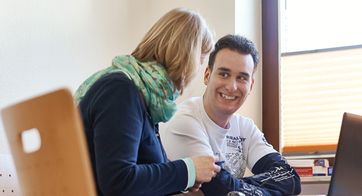 Zwei Erwachsene im Gespräch