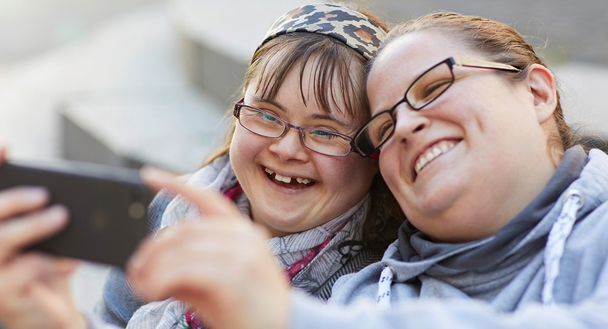 Zwei Frauen machen gemeinsam ein Selfie