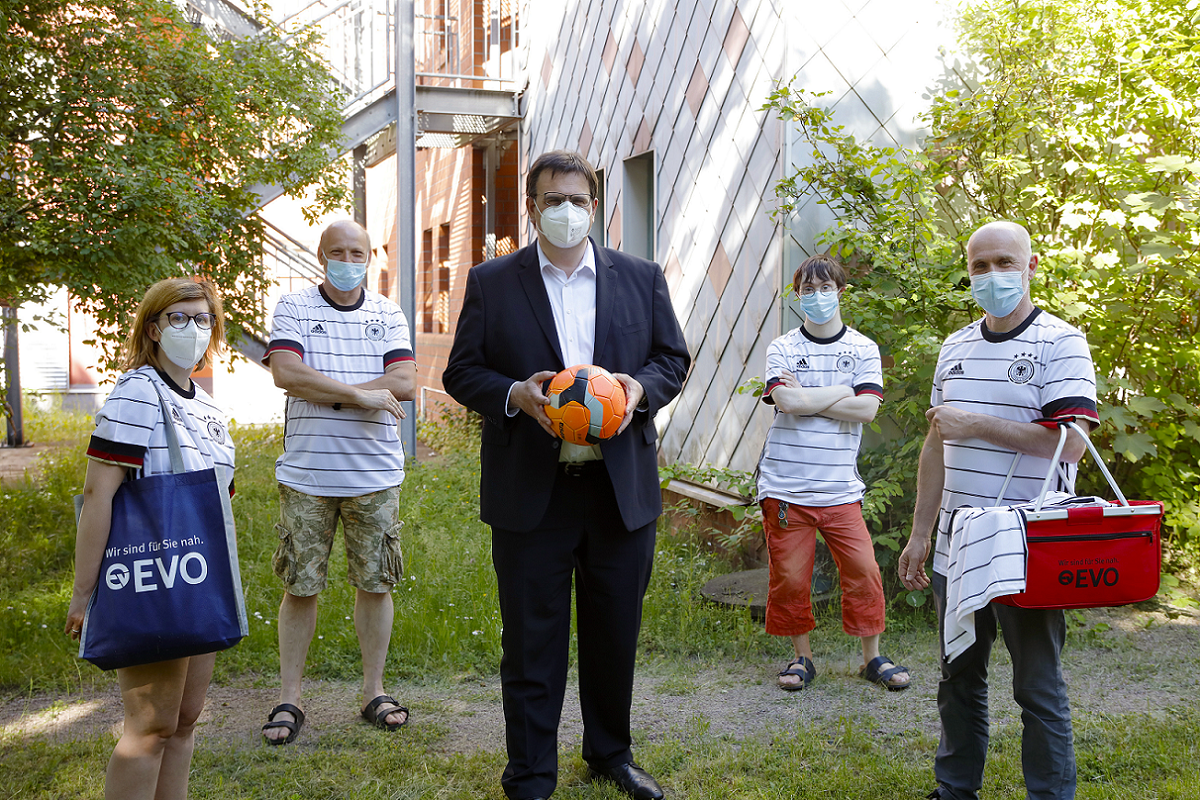 Gerüstet für die Fußball-EM: Behindertenhilfe Offenbach erhält Deutschland-Trikots von der EVO