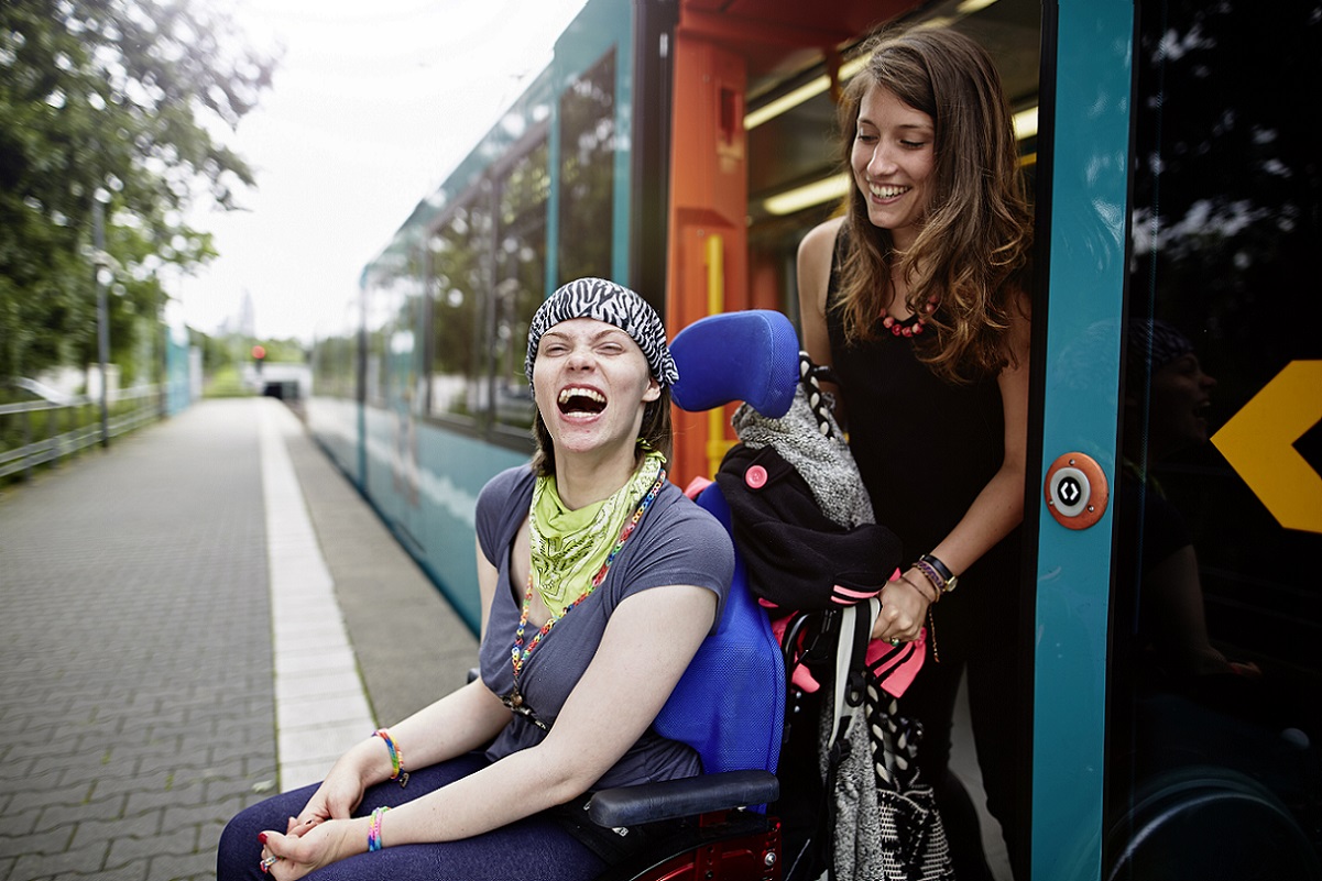 Eine Frau mit ihrer Betreuerin