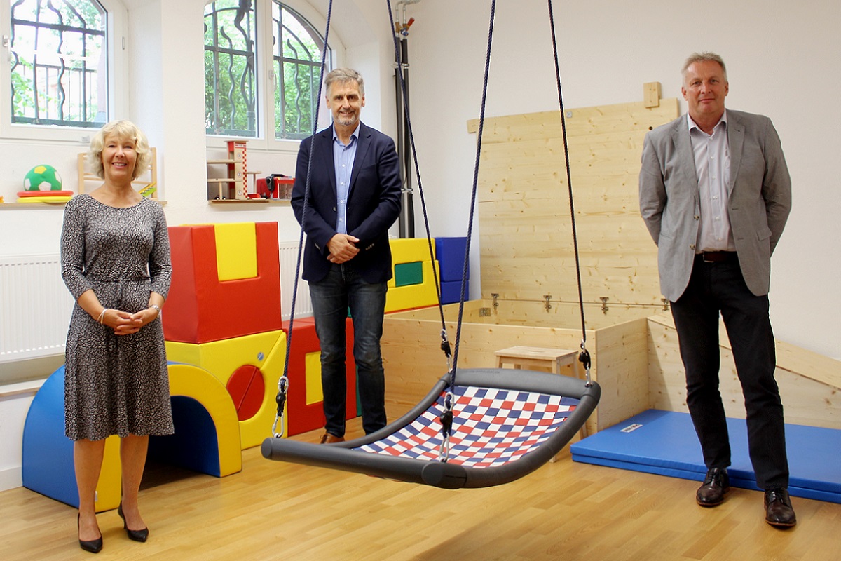 Presseartikel: Kontaktaufnahme auf der Schaukel