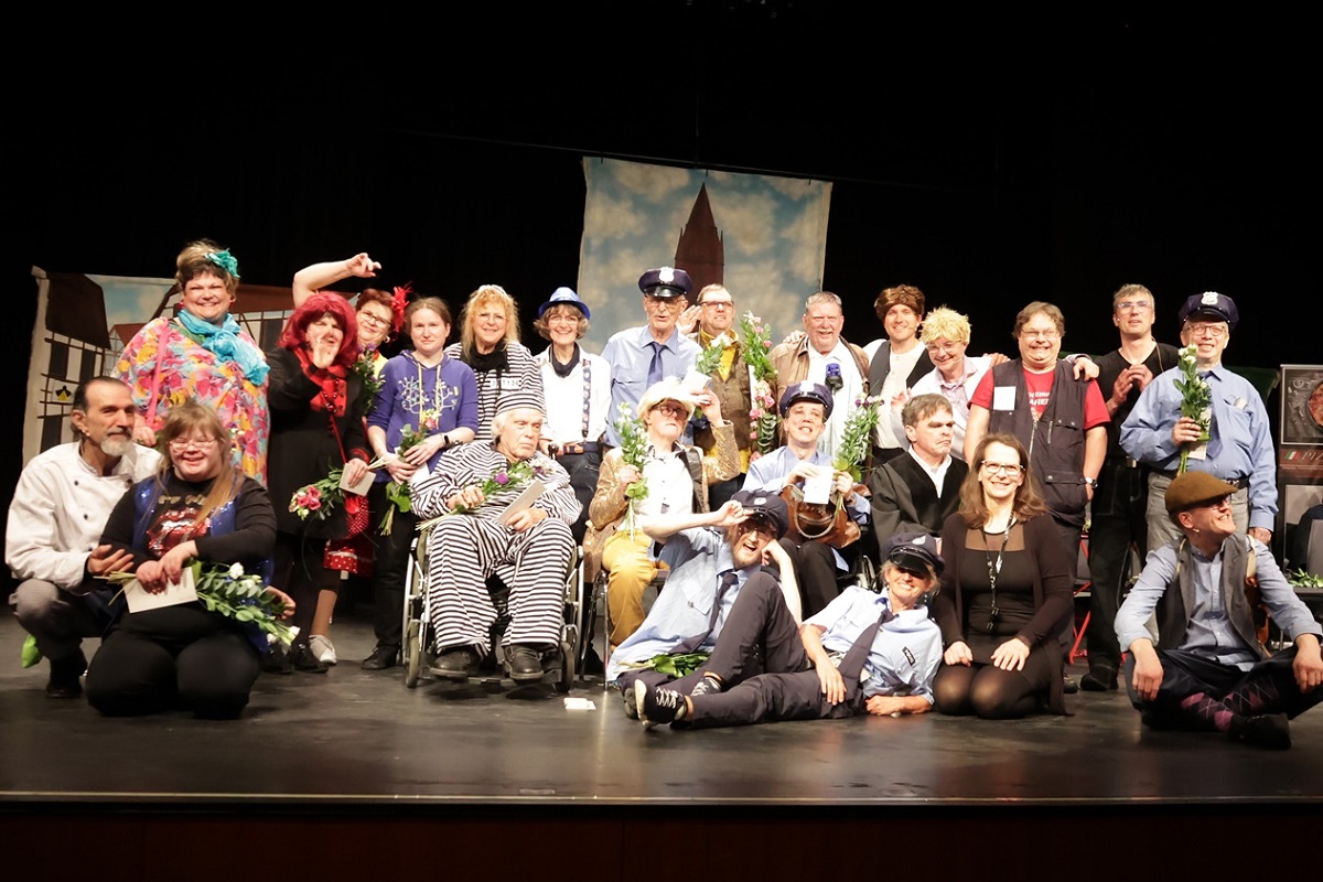 Presseartikel zu unserem inklusiven Theaterprojekt: Mit Lokalbezug und Slapstick