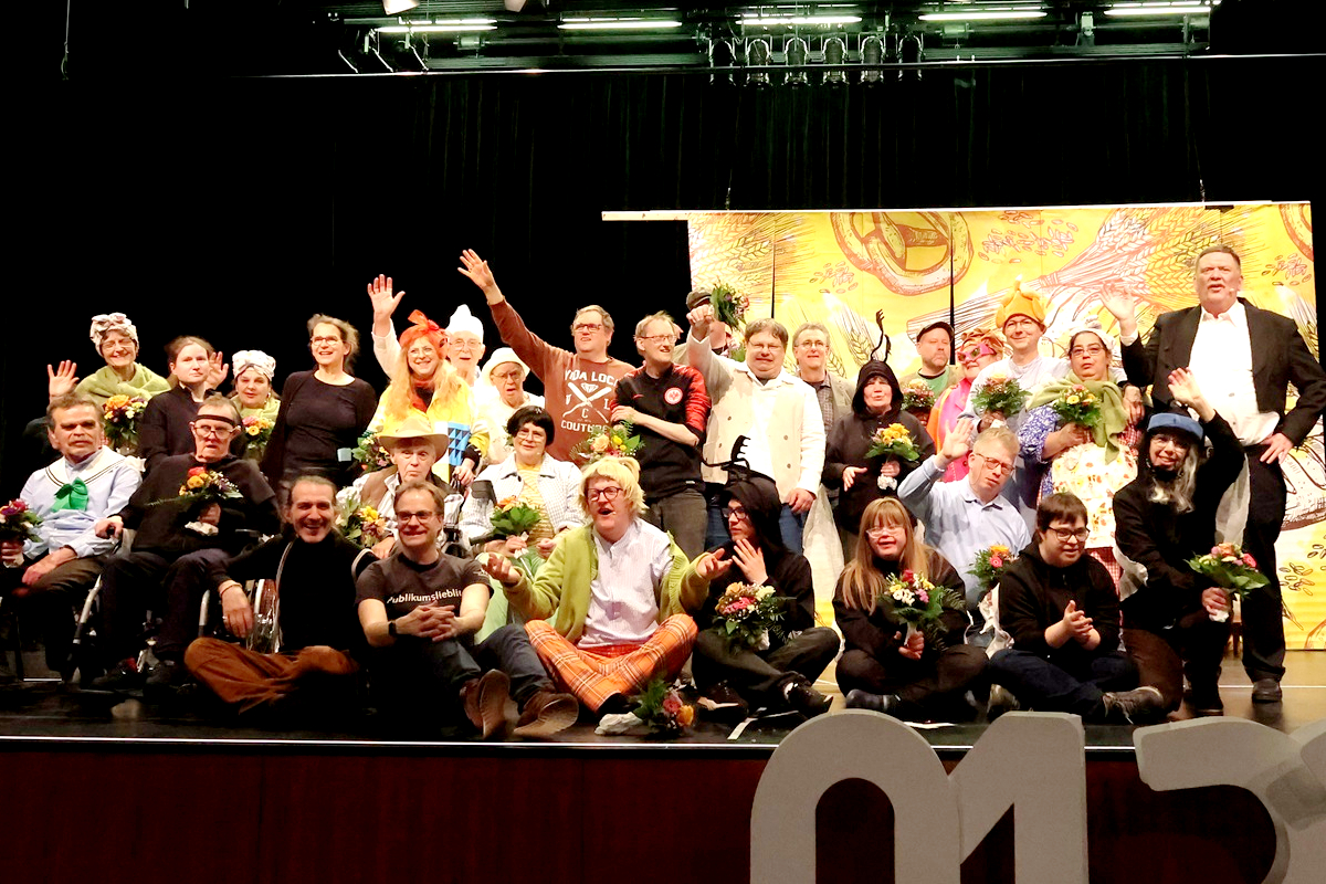 Presseartikel: Theateraufführung der Tuckerfrauen und Tuckermänner