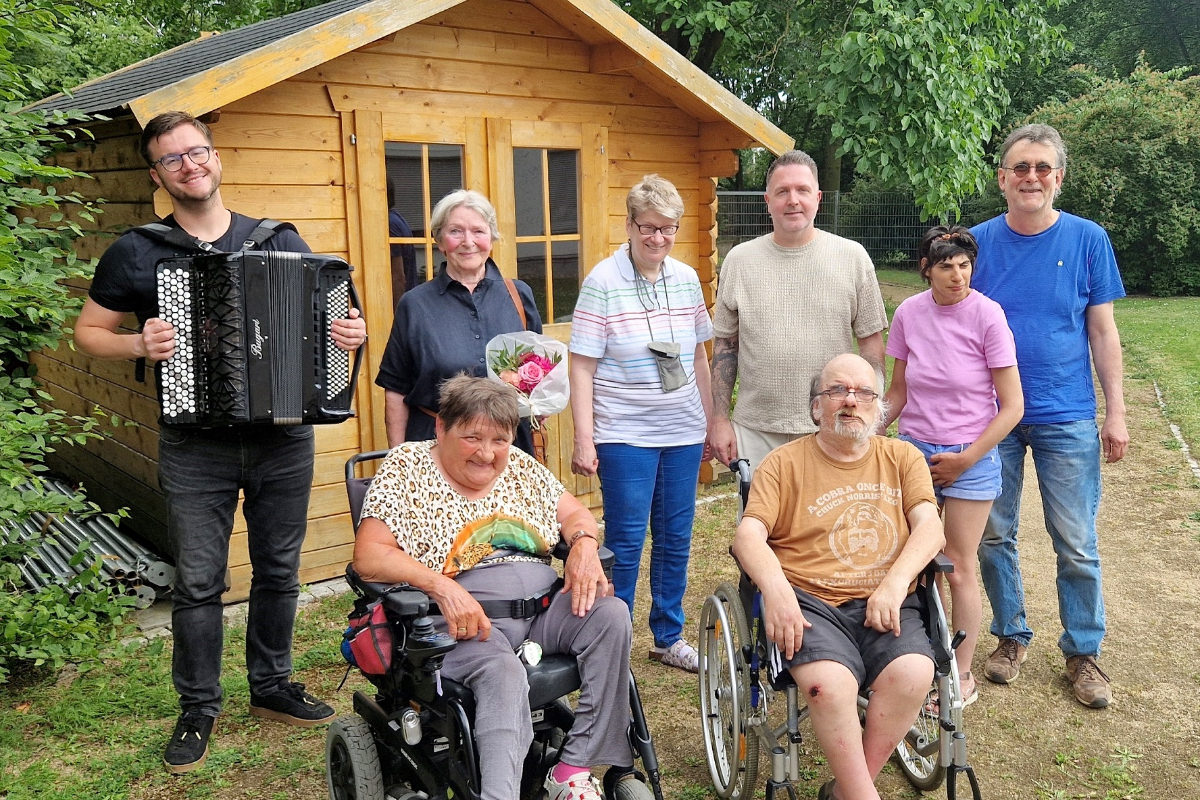 Akkordeon-Konzert im Garten der Philipp-Jäger-Wohnanlage